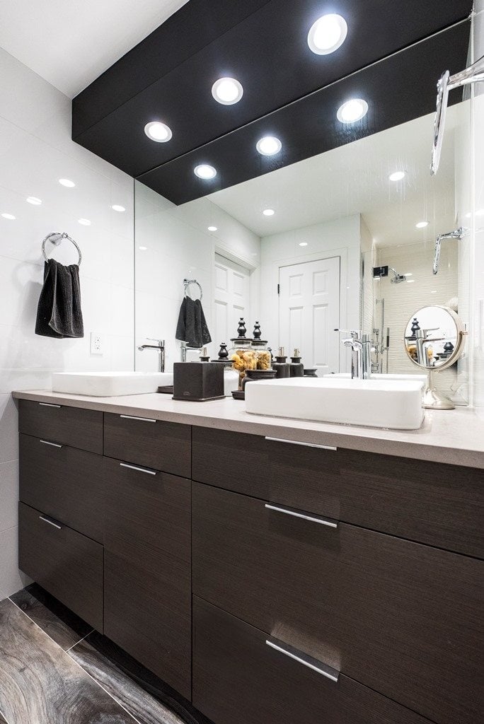 black and white bathroom