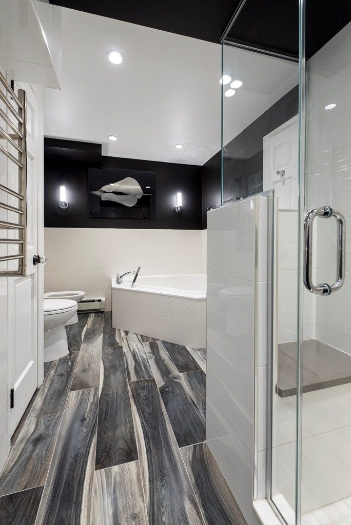 black and white bathroom