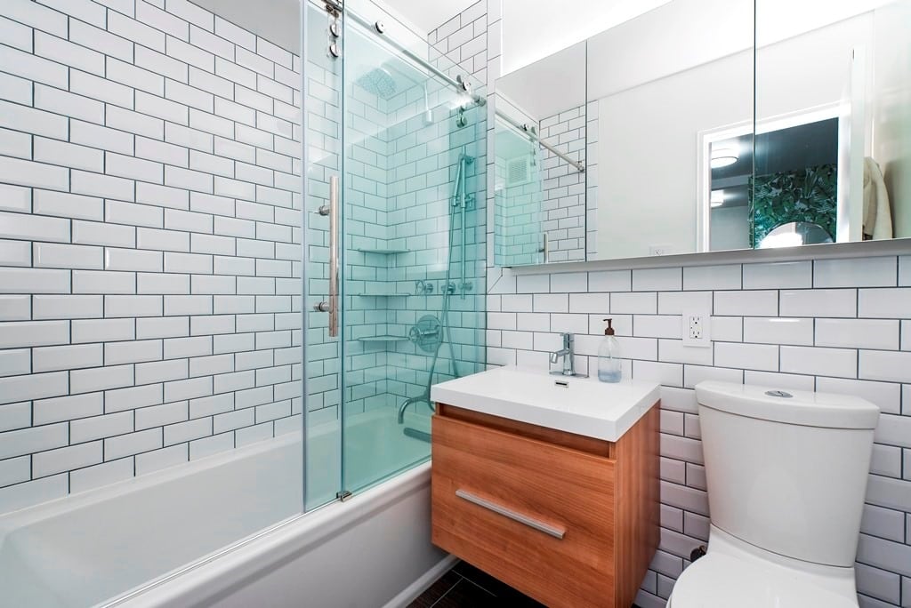 5 Small Bathrooms That Will Motivate You to Downsize