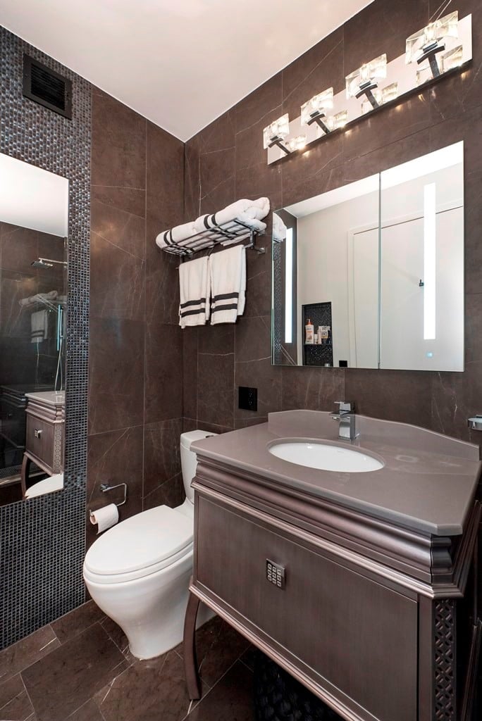 5 Small Bathrooms That Will Motivate You to Downsize